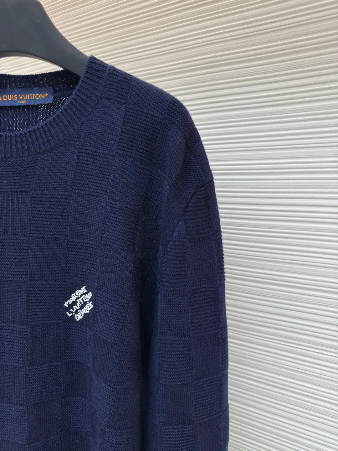 LOUIS VUITTON wool beaded pullover ●Authentic product: 10999 purchase and development ●Item number: 1680422-B90 ●Fabric: wool fabric ●Technology: knitted production ●Version: Loose fit ●Weight: about 660 grams ●Size: XS-S-M-L ●Description: The fabric is made of 100% exclusive wool fabric to ensure its rich texture and excellent performance. Made with imported computer cutting technology, the workmanship quality is immediately reflected. The overall wiring is straight and delicate, the fabric is comfortable and soft, and the color is consistent without color difference. It can be matched with the same style to create a fashionable look and control various occasions. Customized accessories, complete with three standards, same style for men and women!